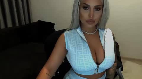 Snapshot of lovelyblondyxxx chatting on July 20, 2026, 10:01 pm PrAllinXXXa online show from July 20, 2026, 10:01 pm