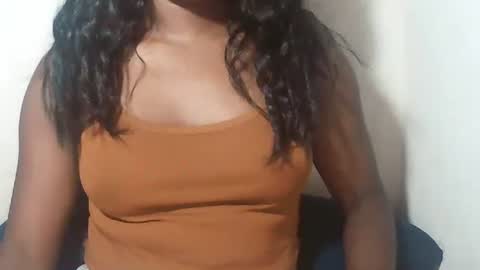 lovelylarra online show from February 25, 2026, 12:31 am