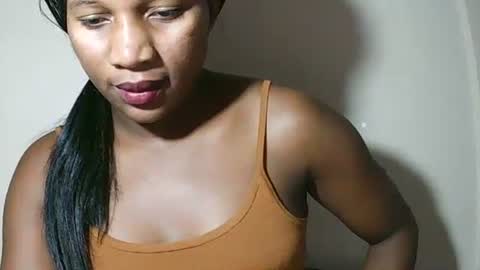 lovelylarra online show from May 1, 2026, 9:25 am
