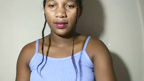lovelylarra online show from May 3, 2026, 11:00 pm