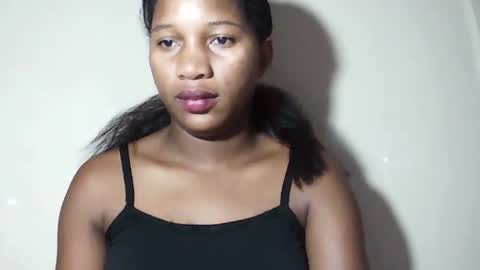 lovelylarra online show from May 5, 2026, 10:07 pm