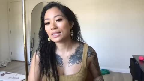 lovelyxmacii online show from June 23, 2026, 8:29 pm