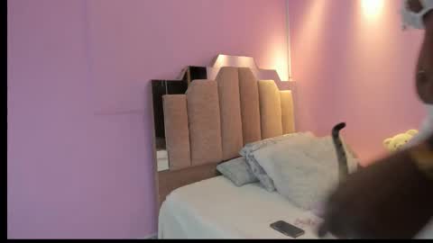 L O V E  online show from September 25, 2025, 11:58 am