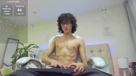 Snapshot of loverboy8_ chatting on February 18, 2025, 4:04 am loverboy8_ online show from February 18, 2025, 4:04 am