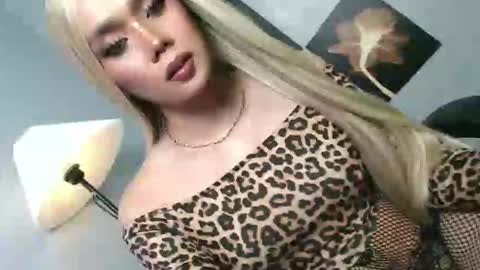 Snapshot of lovers_moon22 chatting on April 19, 2026, 6:10 pm lovers moon22 online show from April 19, 2026, 6:10 pm