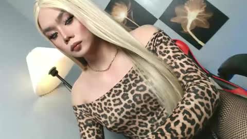 Snapshot of lovers_moon22 chatting on May 13, 2026, 12:02 pm lovers moon22 online show from May 13, 2026, 12:02 pm