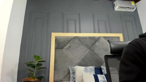 luca_morettii online show from October 15, 2025, 12:27 pm