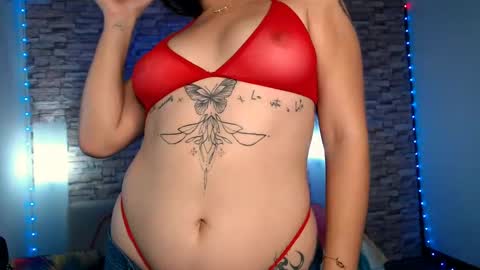 Snapshot of lucia_amores chatting on December 21, 2024, 1:36 am Luci online show from December 21, 2024, 1:36 am