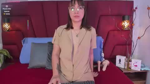 Snapshot of lucia_guzman chatting on October 31, 2025, 10:22 pm online show from October 31, 2025, 10:22 pm