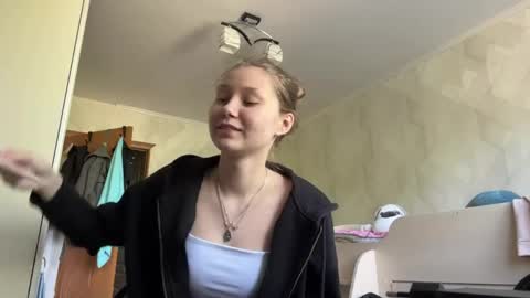 Snapshot of lucindascercy chatting on May 10, 2026, 6:18 am Maya online show from May 10, 2026, 6:18 am