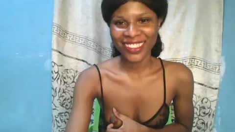 Snapshot of luckymadequeen chatting on April 25, 2026, 11:35 pm Gloria online show from April 25, 2026, 11:35 pm