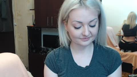 Snapshot of luckyshotgirl chatting on April 21, 2026, 12:33 pm LuckyShot online show from April 21, 2026, 12:33 pm