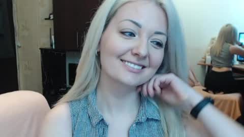 Snapshot of luckyshotgirl chatting on April 22, 2026, 1:45 pm LuckyShot online show from April 22, 2026, 1:45 pm