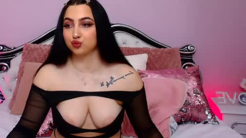 Snapshot of luckyymia chatting on May 25, 2026, 5:52 pm Mia online show from May 25, 2026, 5:52 pm