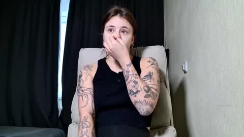 Snapshot of lucyrait chatting on February 14, 2025, 8:10 am Lucy online show from February 14, 2025, 8:10 am