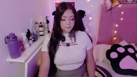 Snapshot of lucyy_peach chatting on April 18, 2026, 1:42 am LUCYY FROM HOME online show from April 18, 2026, 1:42 am