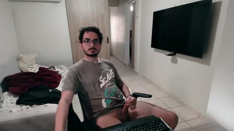 luis_flr online show from January 10, 2025, 8:37 pm