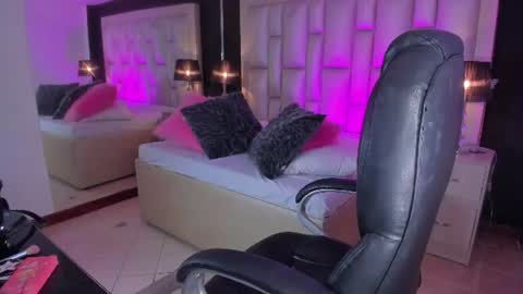 Luisa  online show from June 25, 2026, 3:49 pm