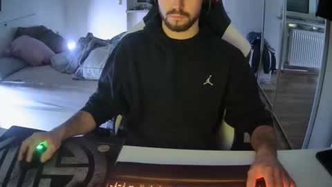 lukasschoetz online show from December 28, 2024, 8:04 pm