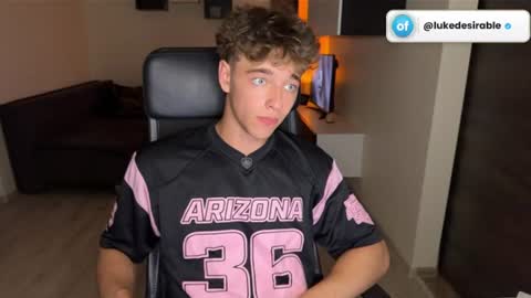 Snapshot of lukedesirable chatting on August 4, 2026, 7:38 pm lukedesirable online show from August 4, 2026, 7:38 pm