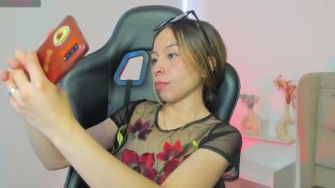 luluuberry online show from November 12, 2025, 1:44 pm