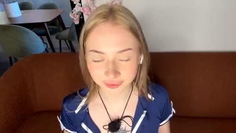 Snapshot of lumeya chatting on July 6, 2026, 4:31 am Lumi online show from July 6, 2026, 4:31 am
