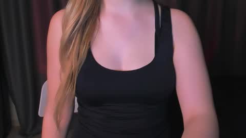 Snapshot of luna1vibe chatting on December 15, 2025, 5:55 am luna1vibe online show from December 15, 2025, 5:55 am