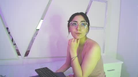 LUNA AND MAX online show from February 1, 2025, 4:54 pm