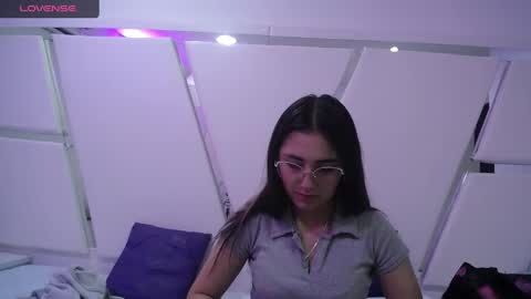 LUNA AND MAX online show from March 6, 2025, 12:32 am
