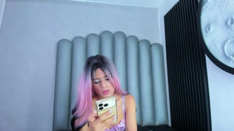 luna_bella_23 online show from May 9, 2026, 3:34 am