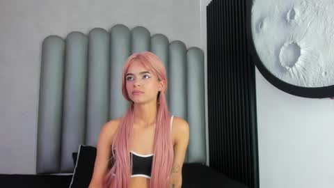 luna_bella_23 online show from May 13, 2026, 3:26 am