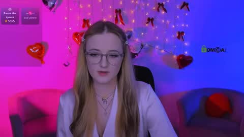 luna_berryy online show from April 24, 2026, 8:11 pm