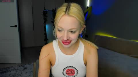 luna_beverly online show from April 12, 2026, 8:25 pm