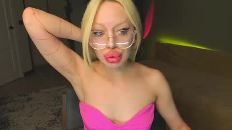 Snapshot of luna_beverly chatting on May 7, 2026, 8:25 pm luna_beverly online show from May 7, 2026, 8:25 pm