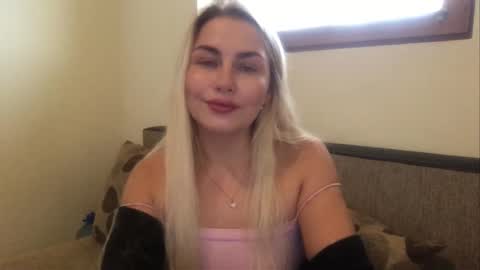 luna_blazer online show from November 10, 2025, 12:37 pm