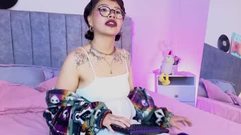 luna_blooms online show from April 18, 2026, 2:21 pm
