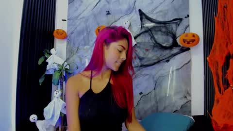 luna_ember online show from October 17, 2025, 11:57 am