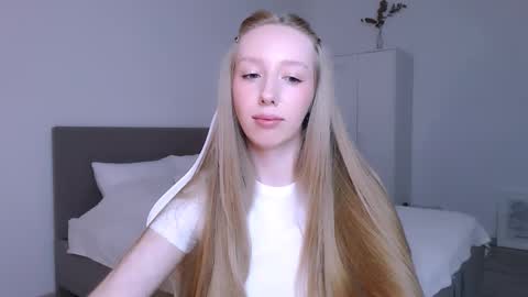 Luna online show from November 22, 2025, 8:08 pm