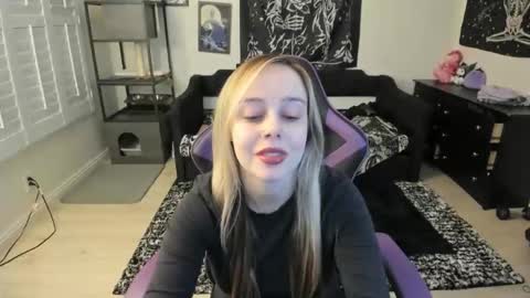 Luna online show from February 25, 2026, 4:22 am