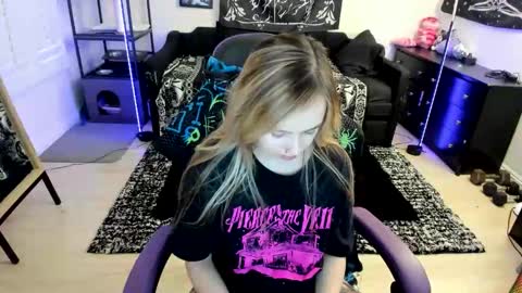 Snapshot of luna_lovelyy chatting on June 6, 2026, 6:12 pm Luna online show from June 6, 2026, 6:12 pm