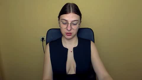 Luna online show from November 21, 2025, 1:10 pm