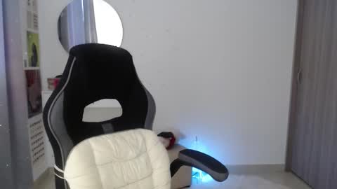 Luna online show from October 11, 2025, 7:45 pm