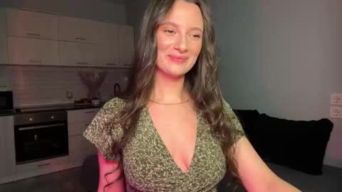 luna_raee online show from November 11, 2025, 1:11 pm