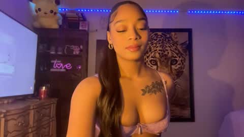 lunaa_11 online show from November 15, 2025, 8:27 pm