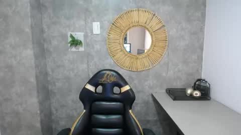 Snapshot of lunaa_m_ chatting on February 5, 2025, 12:20 am lunaa_m_ online show from February 5, 2025, 12:20 am