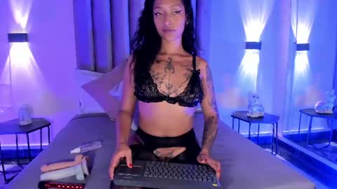lunaa_moonn online show from July 27, 2026, 6:59 pm