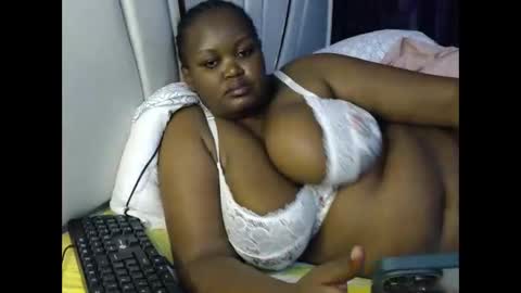 Snapshot of lunabloom01 chatting on May 17, 2026, 11:12 pm lunabloom01 online show from May 17, 2026, 11:12 pm
