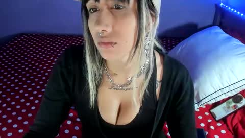 lunacristal_moon online show from March 12, 2026, 1:39 pm