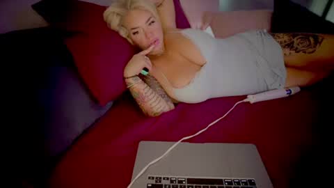 Snapshot of lunadaddysgirl chatting on June 27, 2026, 9:53 pm Luna Daddys Girl online show from June 27, 2026, 9:53 pm