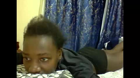 Snapshot of lunah_kitty chatting on May 7, 2026, 10:42 am lunah_kitty online show from May 7, 2026, 10:42 am